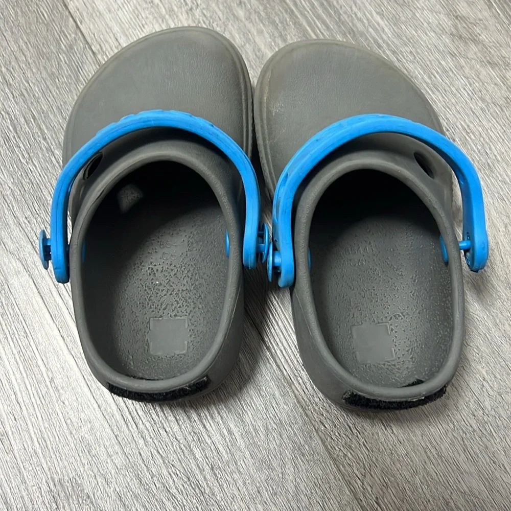 Crocs Kids Gray and Blue Clogs with removable fuzzy inserts / size C6